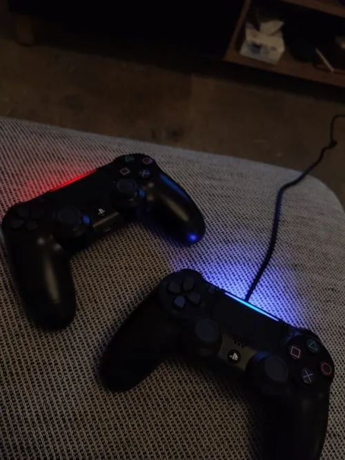 PS4 Slim مفلاشي 500g عدد يد تحكم 2 (1 لوريجين 2 في مشكل انحراف صغير كاميرا )سيدي GTA 5وسيدي FIFA 2022