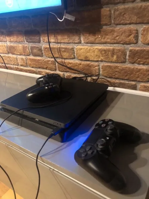 PS4 Slim مفلاشي 500g عدد يد تحكم 2 (1 لوريجين 2 في مشكل انحراف صغير كاميرا )سيدي GTA 5وسيدي FIFA 2022