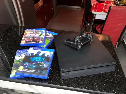 Ps4 slim 1tb online + 2 mannetes + 6 jeux  bonne affaire