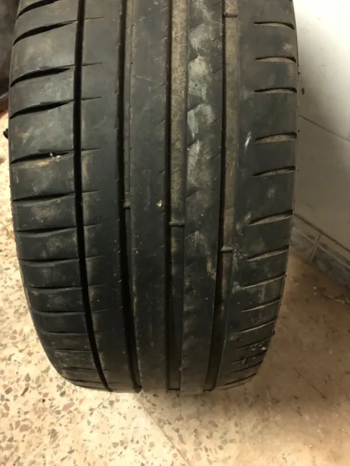 03 Pneus 235 40 ZR 18