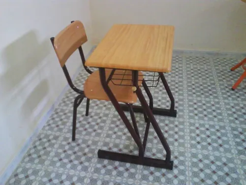 Fabrication de tables scolaires