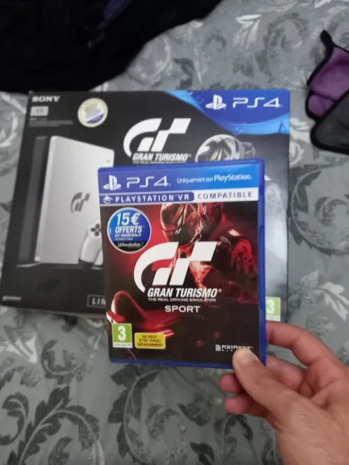 Ps4 slim 1t v12.00 édition gran turismo pour les collectionneurs  tout les notic tout les cable originale  لي يديرو تجميع العاب ...