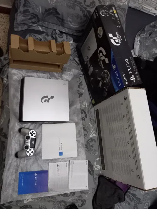 Ps4 slim 1t v12.00 édition gran turismo pour les collectionneurs  tout les notic tout les cable originale  لي يديرو تجميع العاب ...