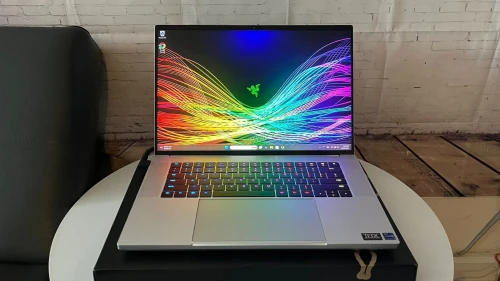 RAZER BLADE 18 MERCURY -Core i9-14900 HX - /RTX 4090/RAM 64 GB /SSD 2TB /Ecran18"-300HZ