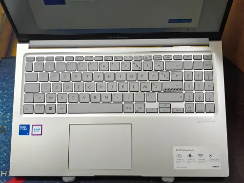 ASUS VIVOBOOK X1504V INTEL CORE 5 120U 16GB 512GB SSD NVME 15,6 FULLHD IPS NEUF JAMAIS UTILISÉ