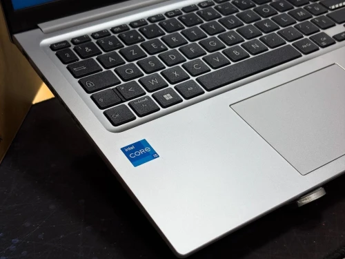 ASUS VIVOBOOK 15 X1502V I5 13500H 16GB 512GB 15,6 FULLHD NEUF SOUS EMBALLAGE JAMAIS UTILISÉ 