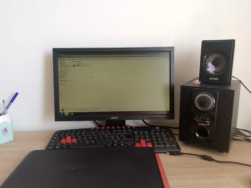 PC, écran, clavier, souris, haut-parleurs et un petit bureau