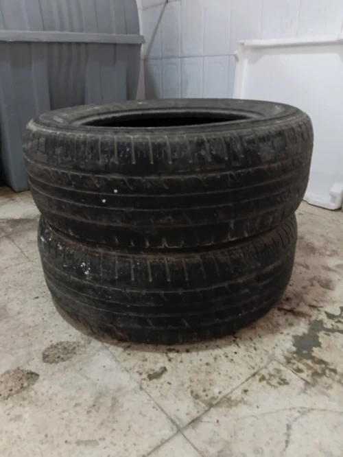 Vend 2 pneus Khumo bon occasion 225/60R17 pour 4x4