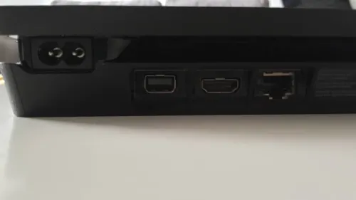 Ps4 slim (non flashé) avec 2 manettes non originales (tres bon etat)