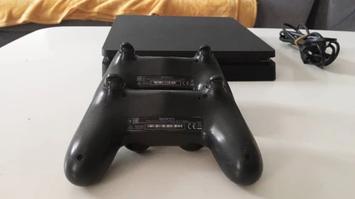 Ps4 slim (non flashé) avec 2 manettes non originales (tres bon etat)