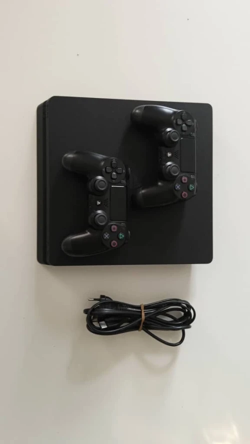 Ps4 slim (non flashé) avec 2 manettes non originales (tres bon etat)