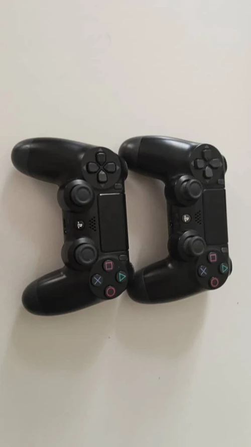 Ps4 slim (non flashé) avec 2 manettes non originales (tres bon etat)