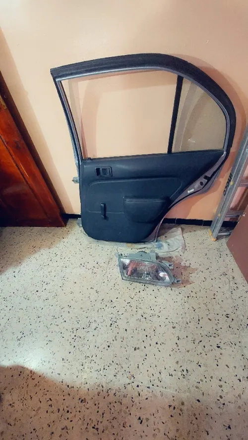 porte arrière droite  + phare gauche toyota tircel, d'origine 