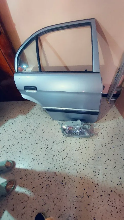 porte arrière droite  + phare gauche toyota tircel, d'origine 