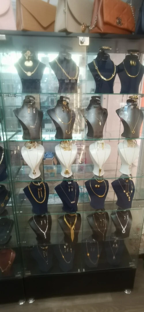 Vente d'un lot de bijoux 