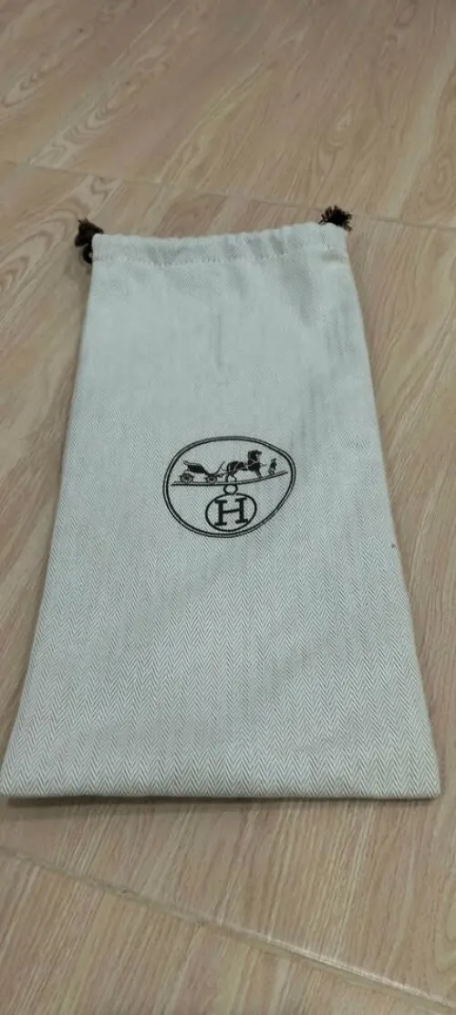 Sandales Hermès en cuir noir à clous argentés, pointure 39
