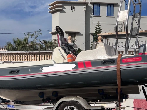 Un beau bateaux regide neuf