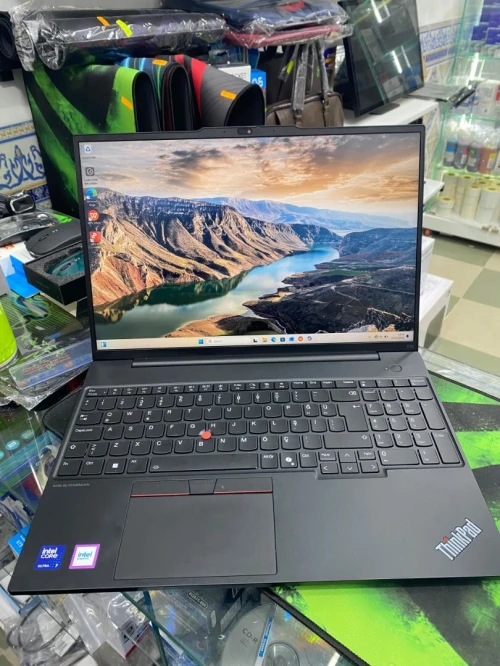 PC PORTABLE LENOVO ULTRA 7 155H 32GO RAM / 1 TERRA SSD NVME