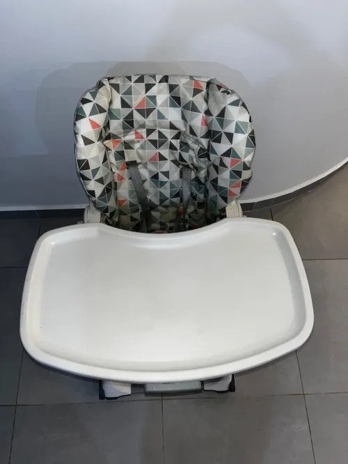 Chaise haute bébé avec table