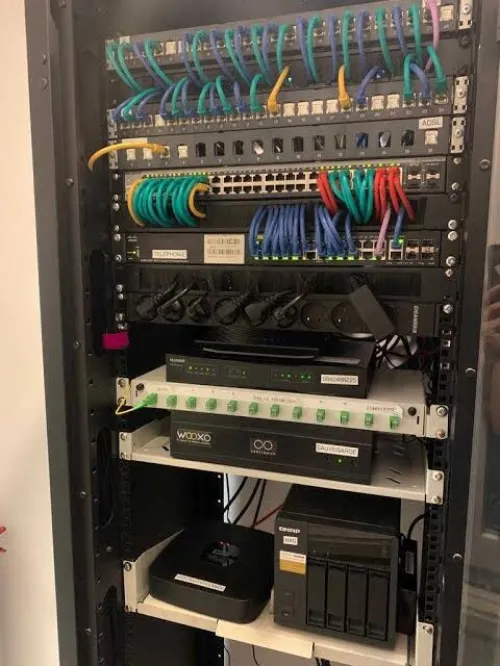 électricien bâtiment et les caméras de surveillance et les DG code