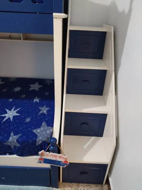 Lits superposés enfants en très bon état en milamine avec 2 matelas et un tapis