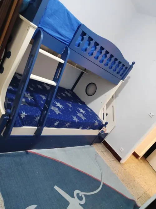 Lits superposés enfants en très bon état en milamine avec 2 matelas et un tapis