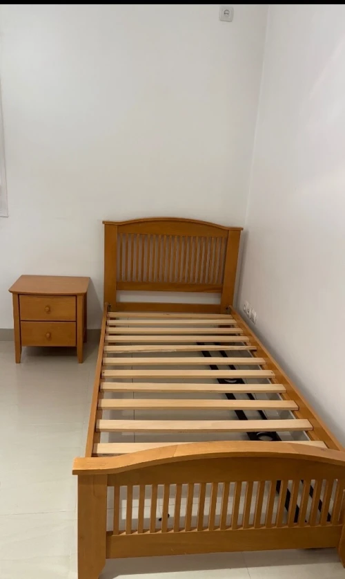 Lit une place avec table de nuit