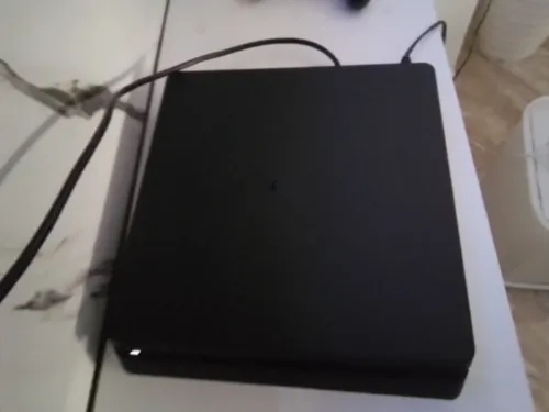 Ps4 slim 500gb avec une manette originale et deux cd gta5 et fifa23 prix de 48000da