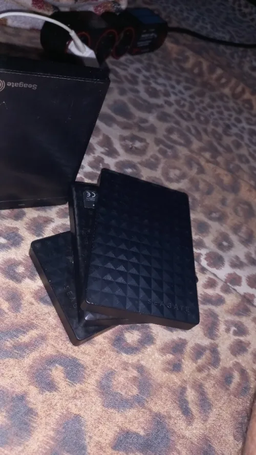 3 Disques dur HDD externes: deux model (2 T.o)  et un model (1 T.o) (Seagate Expansion)