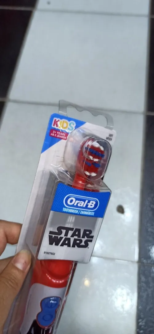 فرشاة أسنان كهربائية للأطفال Oral-B Star Wars (جديدة)
