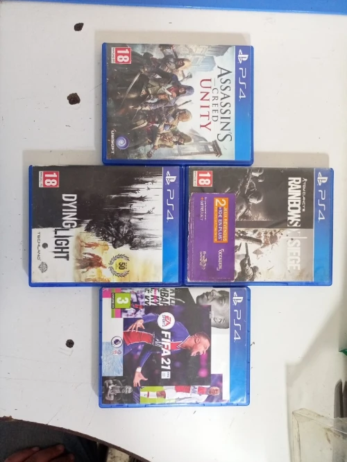 PS4 + 3 manettes + 12 cd a vendre