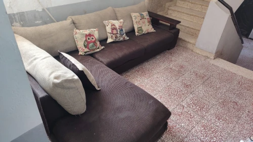 Sofa en L solide mais à nettoyer en profondeur avec des coutures légères à refaire
