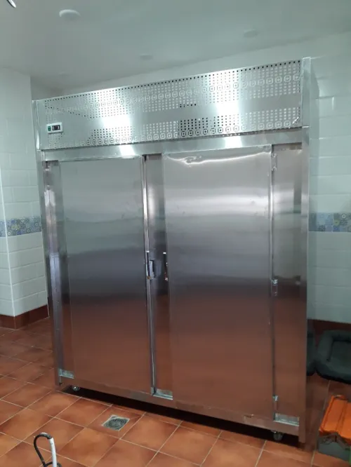 ARMOIRE FRIGORIFIQUE EN INOX ET SURE MESURES
