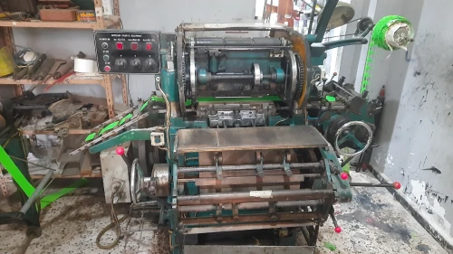 Machine d'impression et decoupe d'étiquettes