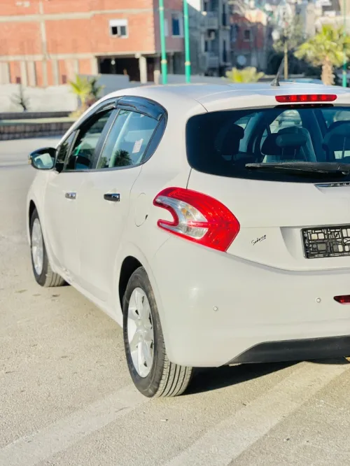 Peugeot 208 2015 Silver Line