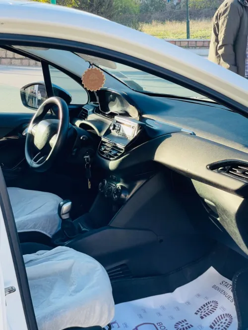 Peugeot 208 2015 Silver Line