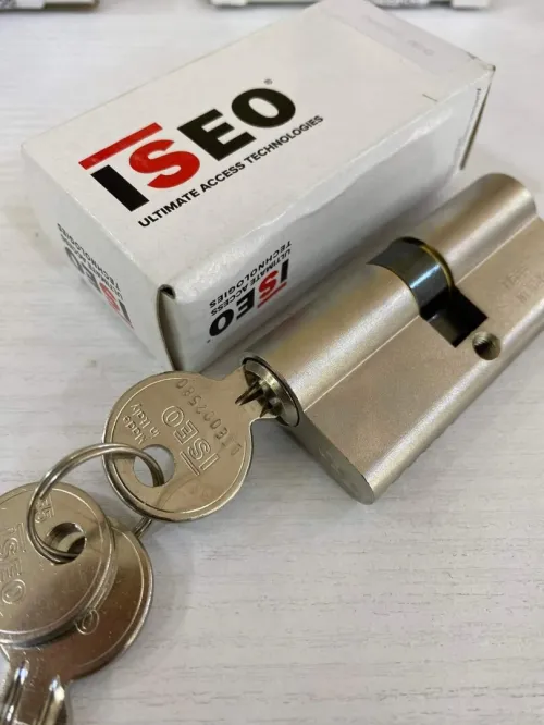 Accessoires de porte (serrure paumelle canou poignée...)