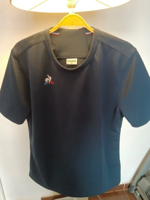 Lot de maillots de sport et T-shirts en gros
