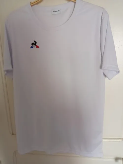 Lot de maillots de sport et T-shirts en gros
