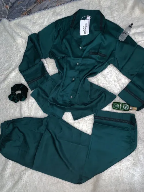 Pyjama boutonnée en satin femme