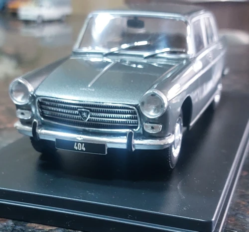 Miniature auto 404