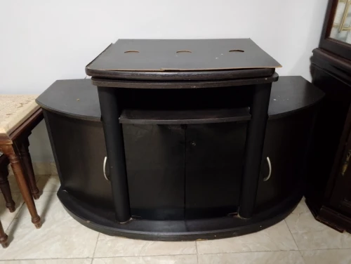 Une table TV / طاولة تلفاز
