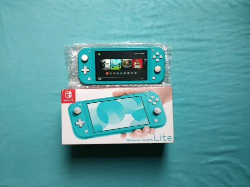 Nintendo switch lite flashée avec sa boit sd 128 + 5 jeux
