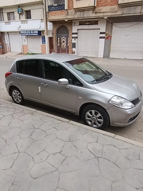 Nissan Tiida 5 portes 2007 ess 1.6 GPL