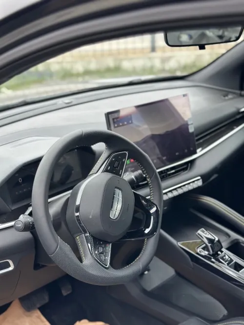 Geely Coolray 2025 Tout top