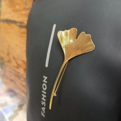 Broche en or massif avec diamants