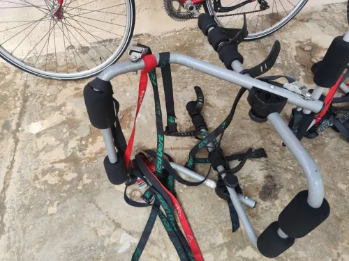 Un porte-vélos de coffre/hayon