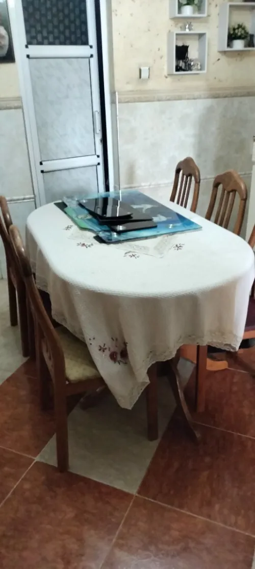 Une chambre a coucher plus  une table de six cheses