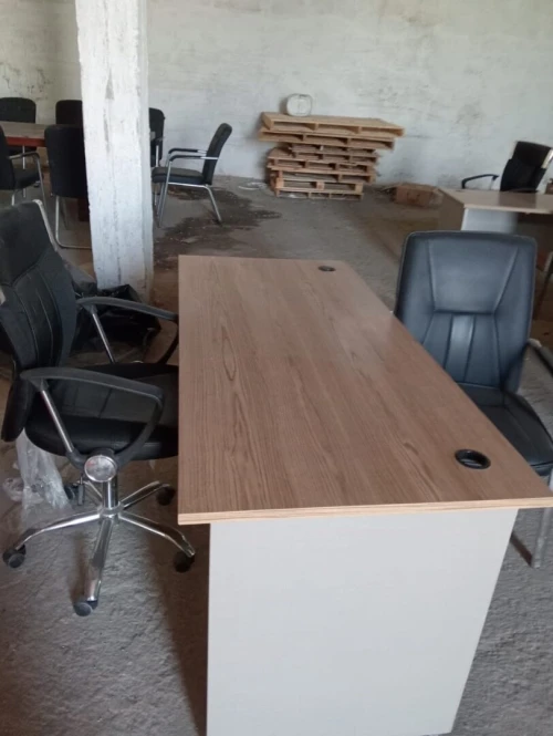 Bureau avec chaises et placard et table de réunion
