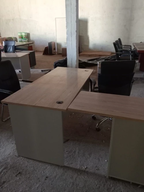 Bureau avec chaises et placard et table de réunion